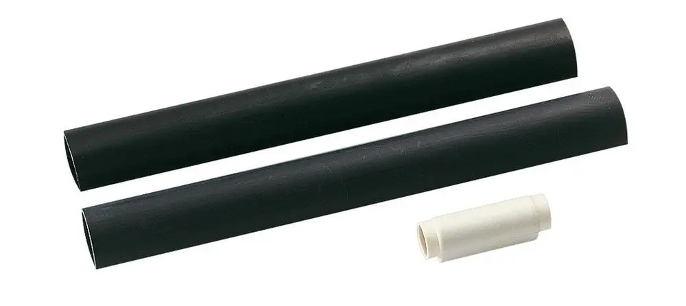 Zwei schwarze Rohre und ein kurzes weißes Rohr, die zur Verbindung von Kabeln verwendet werden können. Remeha bietet Komponenten zur Installation und Verbindung an.
